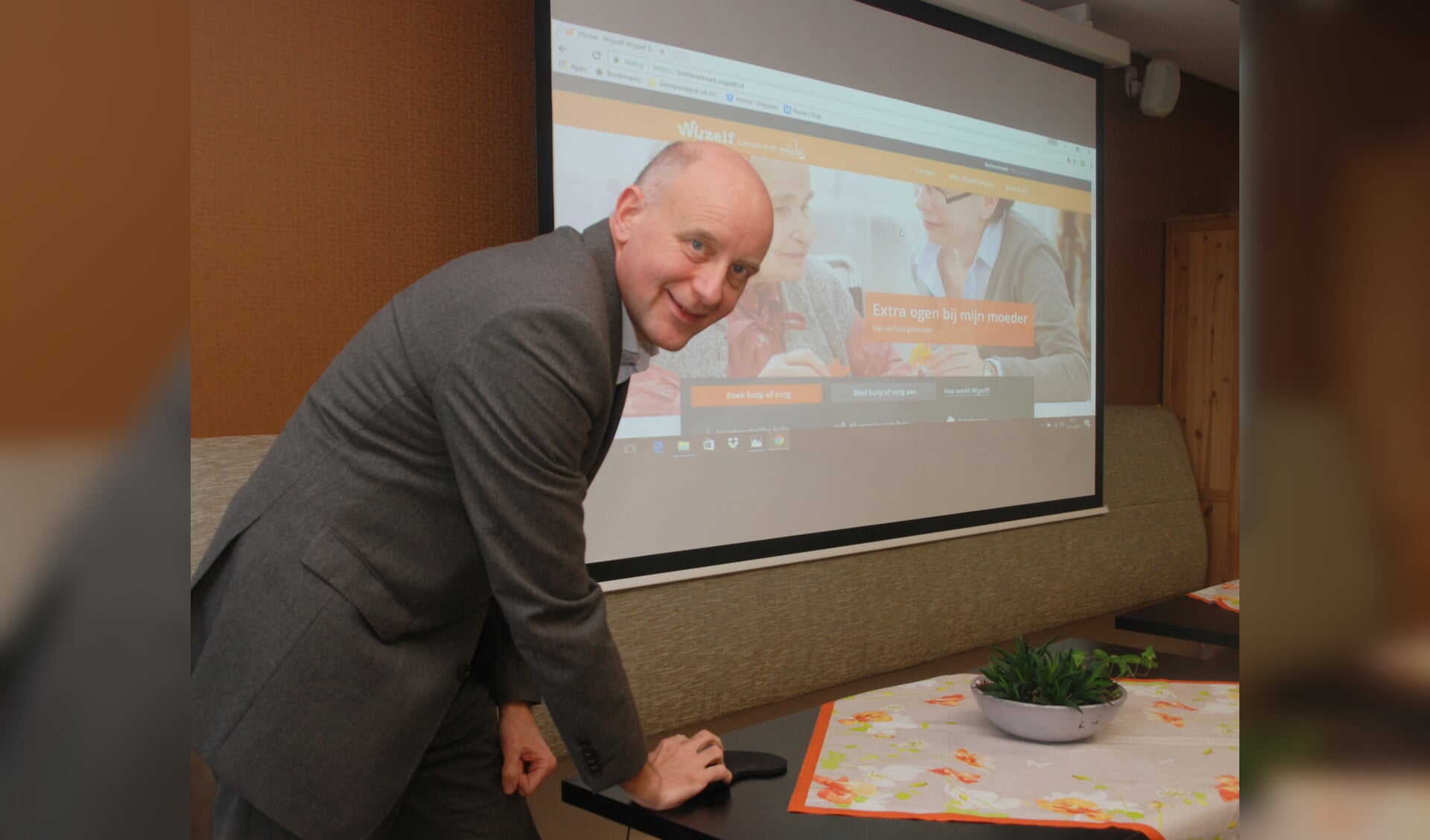 Wethouder Arno van Kempen lanceert de website Wijzelf Bollenstreek. | Tekst en foto: Piet van Kampen