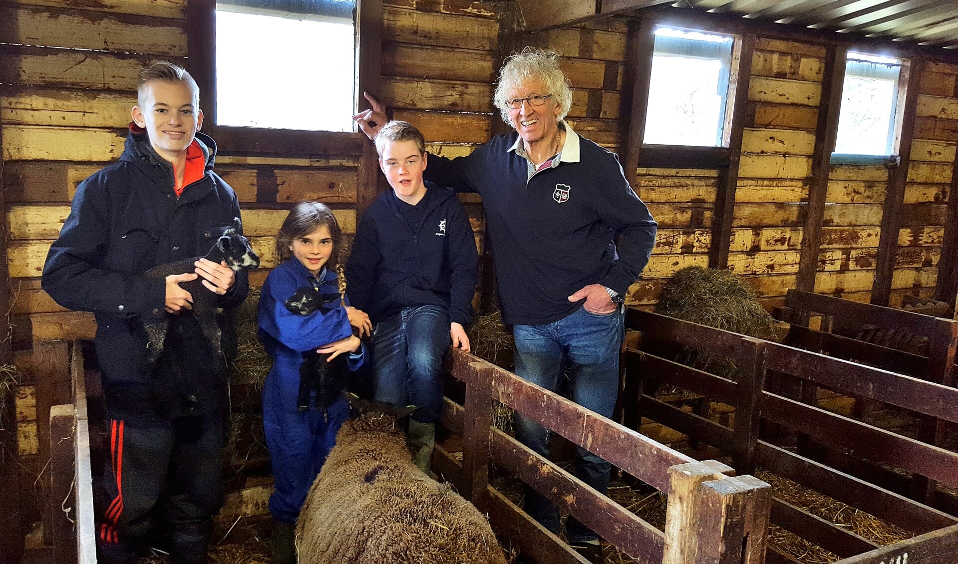 Jonah, Lotte en Timo op kraambezoek bij de schapentweeling van Henk Heemskerk. | Foto Ivonne Janka 
