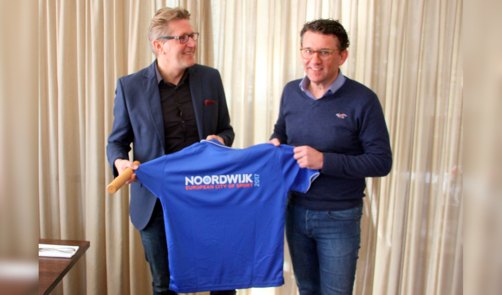 Sportwethouder van Duin en NOV voorzitter Cees van Wijk willen het zelfde sportshirt voor politici en ondernemers