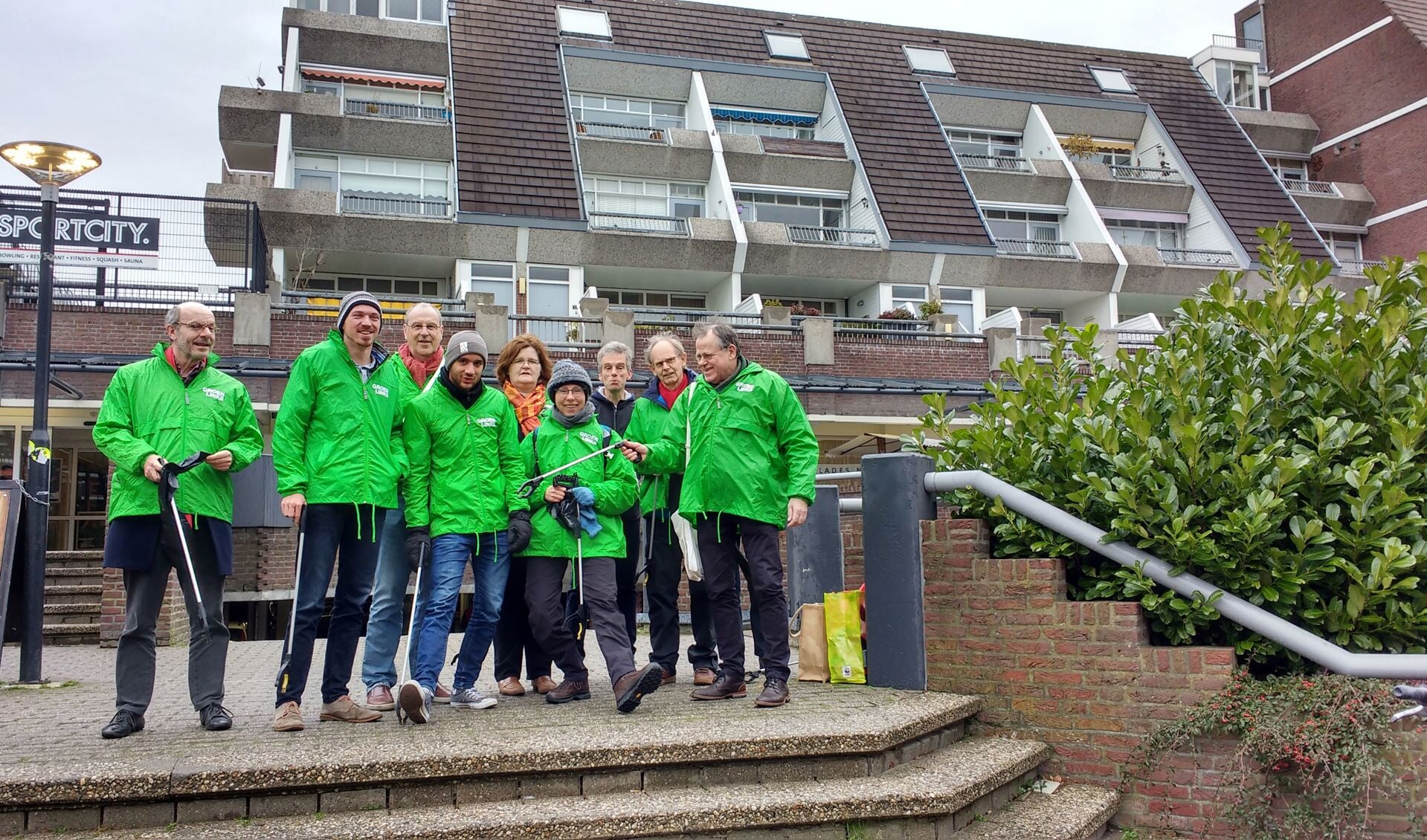 Een deel van de GroenLinksleden die zaterdag het gebied rond Winkelhof kuisten en meteen campagne voerden voor de verkiezingen. | Foto: PR