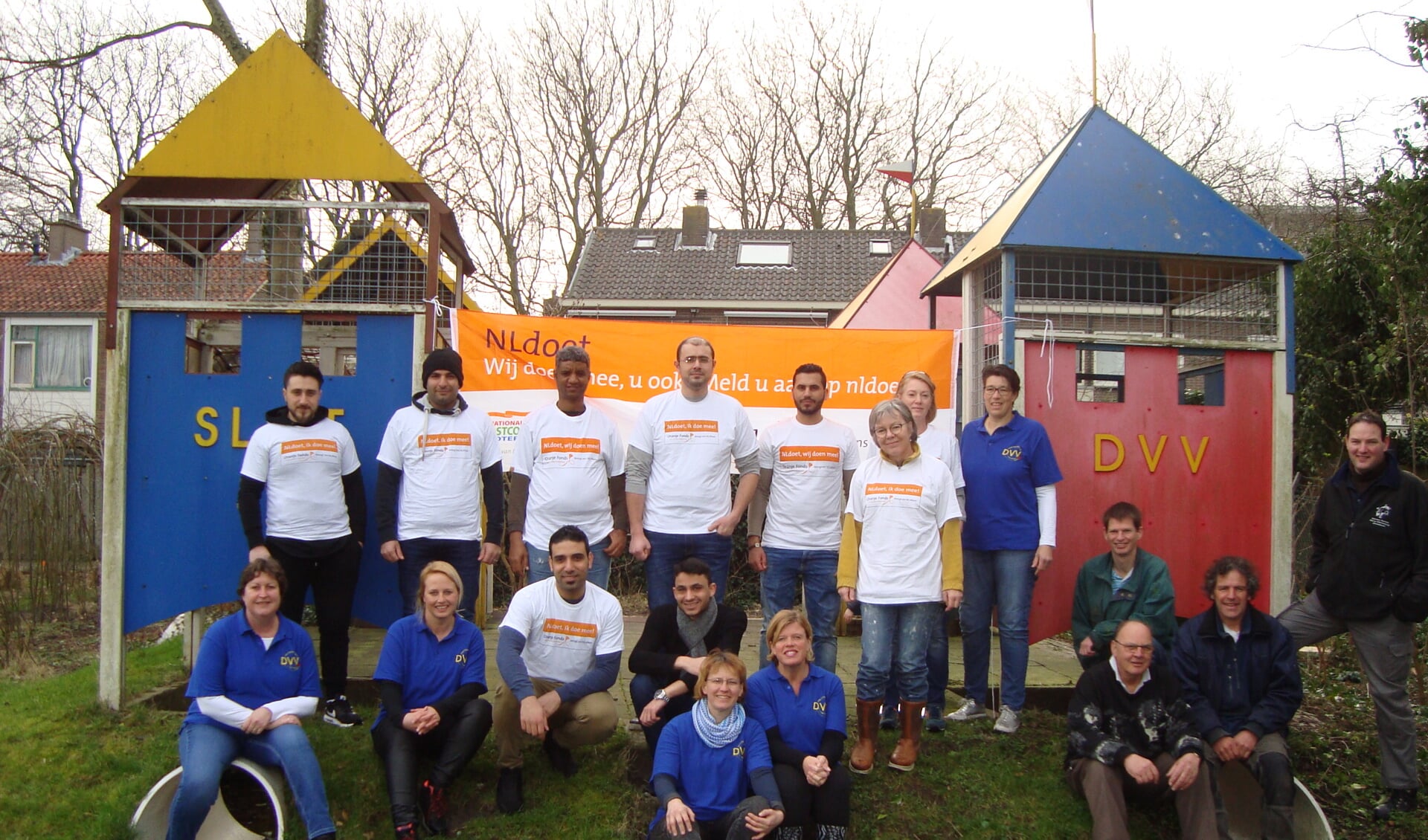 De groep vrijwilligers tijdens NLdoet in speeltuin DVV. | Foto: Marieke Voorn