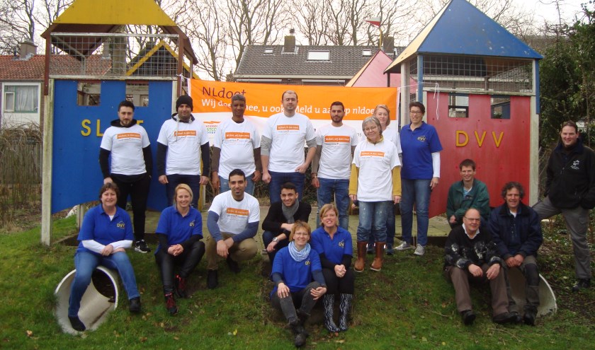 De groep vrijwilligers tijdens NLdoet in speeltuin DVV. | Foto: Marieke Voorn  