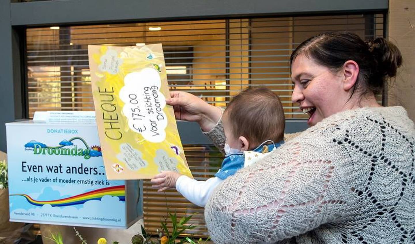 Leontine en Len geven namens kinderopvanglocatie De Brink een bijdrage voor Stichting Droomdag. | Foto: J.P. Kranenburg