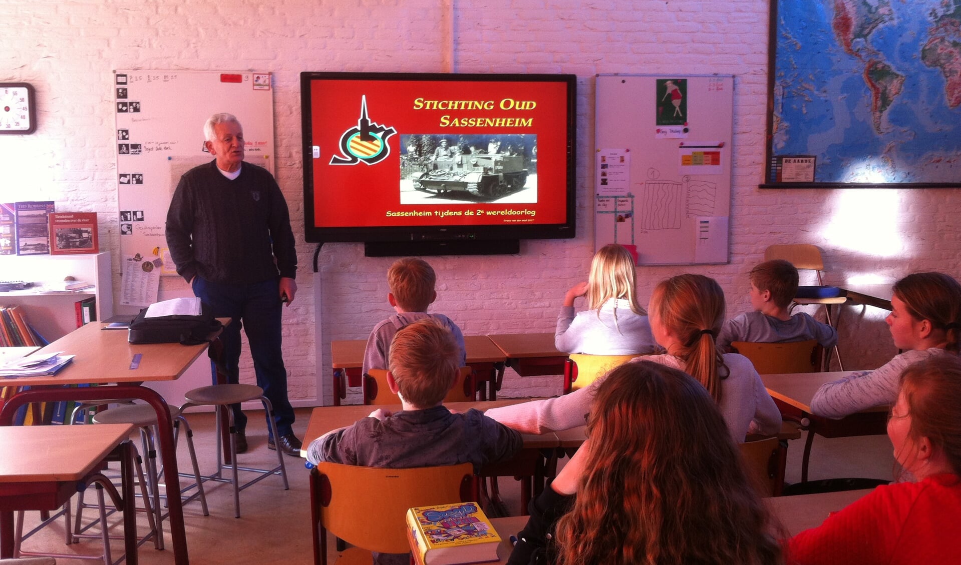 Frans van der Wiel laat leerlingen van de Kinderburg zien hoe Sassenheim eruit zag tijdens de Tweede Wereldoorlog. | Foto: pr.