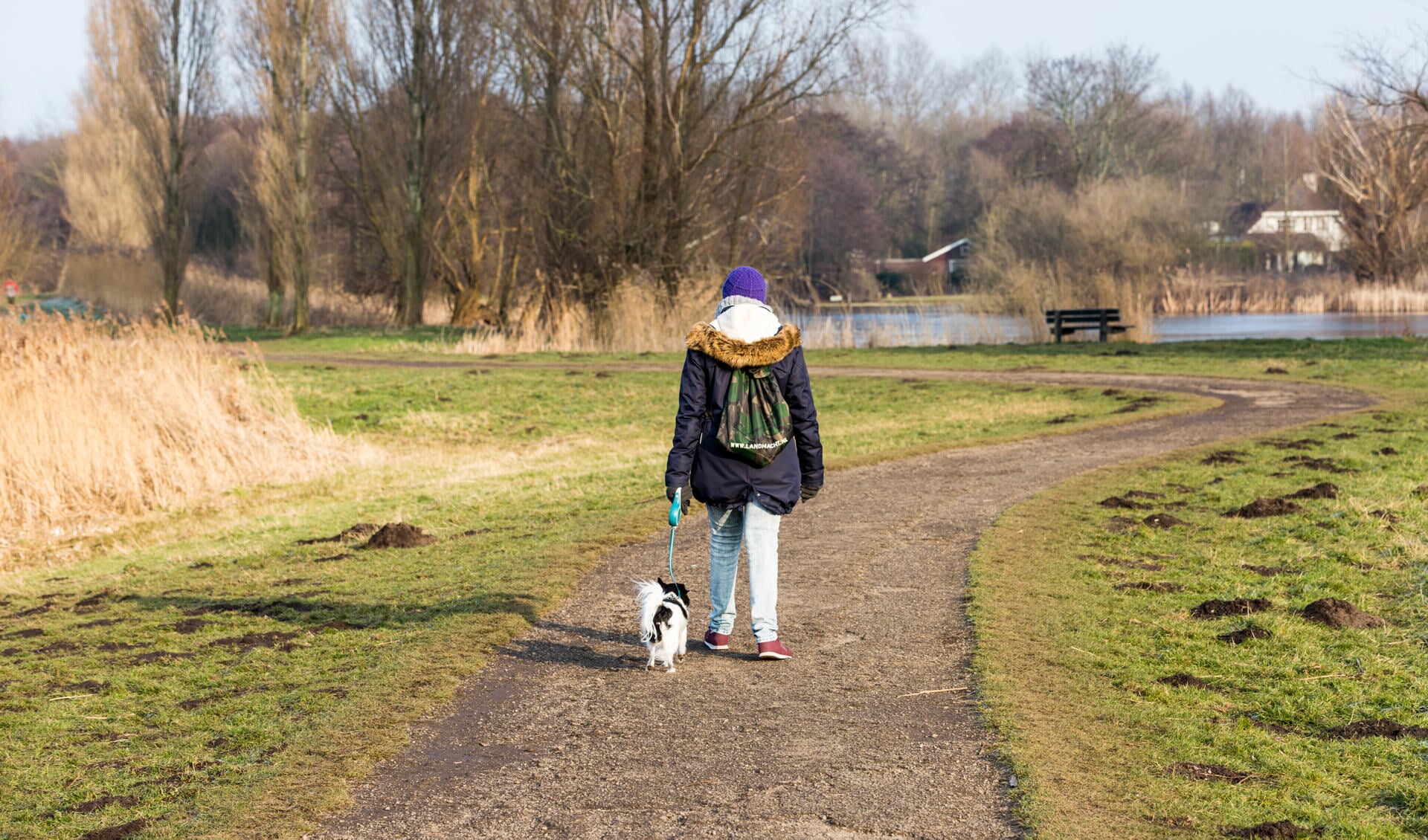 Op een groter deel van de verharde paden langs de plassen komt er, als het aan het college ligt, een permanente aanlijnplicht voor honden. | Foto Wil van Elk