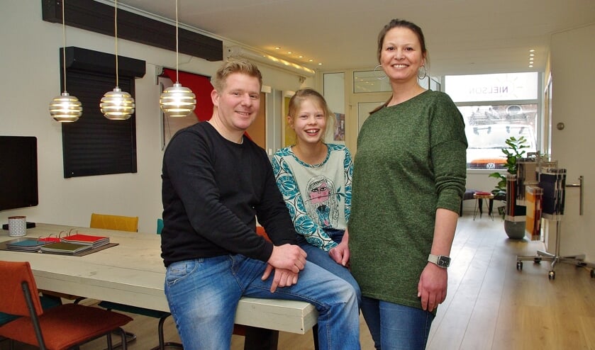 Niels Gill is trots op zijn nieuwe showroom. Samen met Lotty Weyzig en Renée poseert hij daar waar Jan Wolkers ooit woonde. | Foto Willemien Timmers