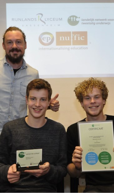 Jesse Torgersen, coördinator tto Rijnlands Lyceum Sassenheim, met twee tto-leerlingen uit de bovenbouw. | Foto: pr.