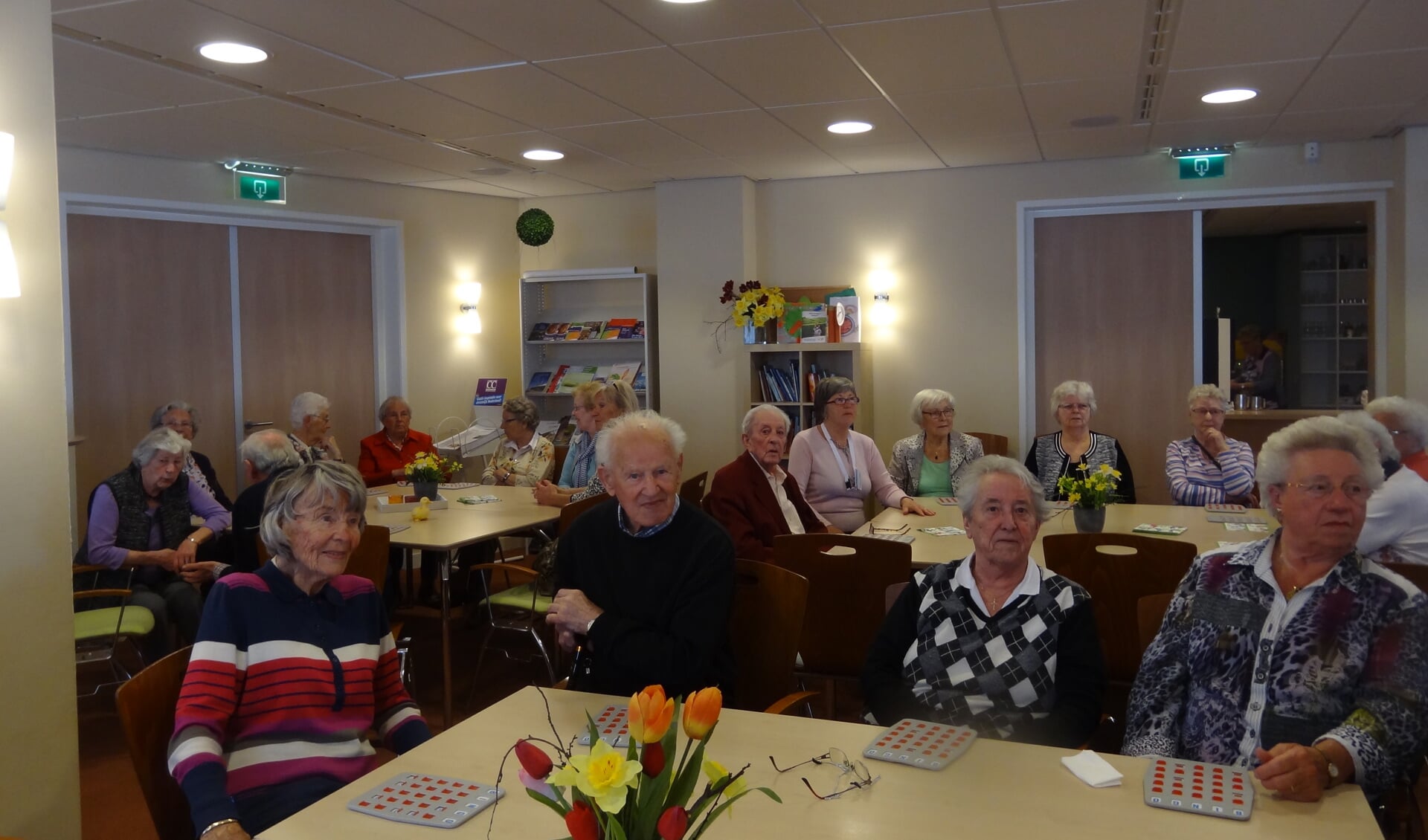 Deelnemers doen fanatiek mee aan de bingo bij de Zonnebloem. | Foto: pr.