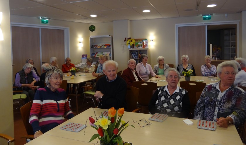 Deelnemers doen fanatiek mee aan de bingo bij de Zonnebloem. | Foto: pr.