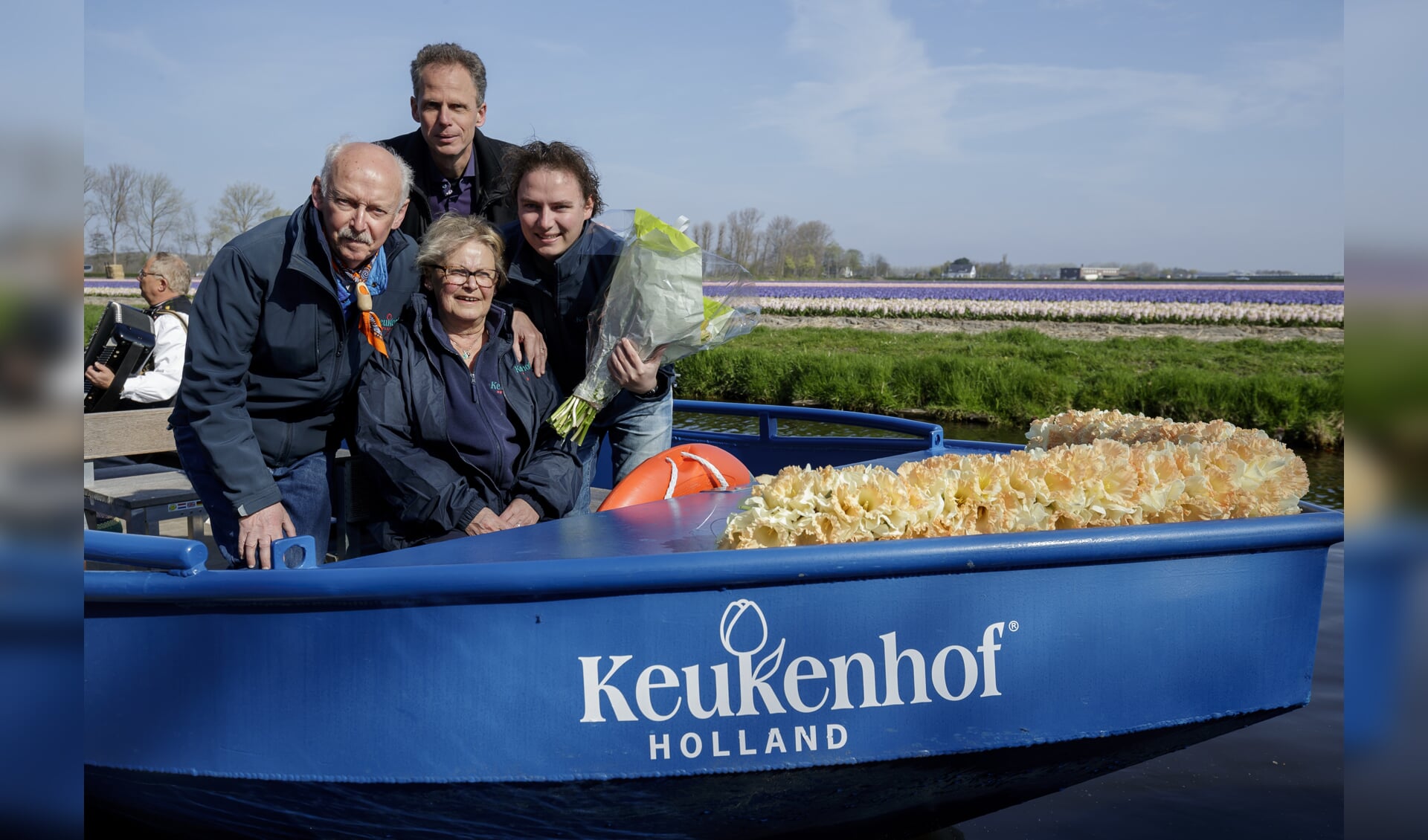 De familie Van Veen werd verrast, onder meer door Keukenhof-directeur Bart Siemerink