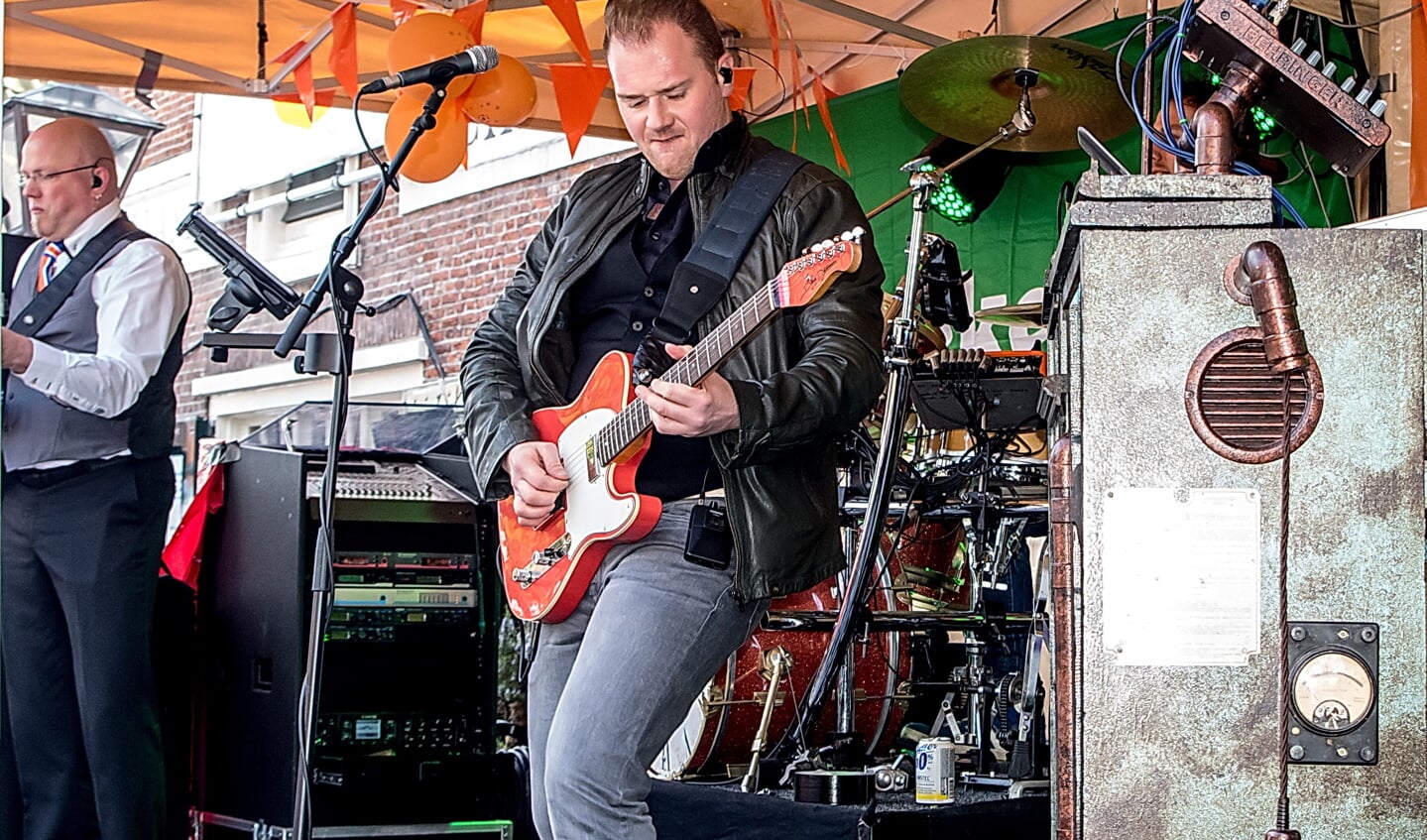 Muziek op het podium voor De Hollandsche Tuyn. | Foto: J.P. Kranenburg 