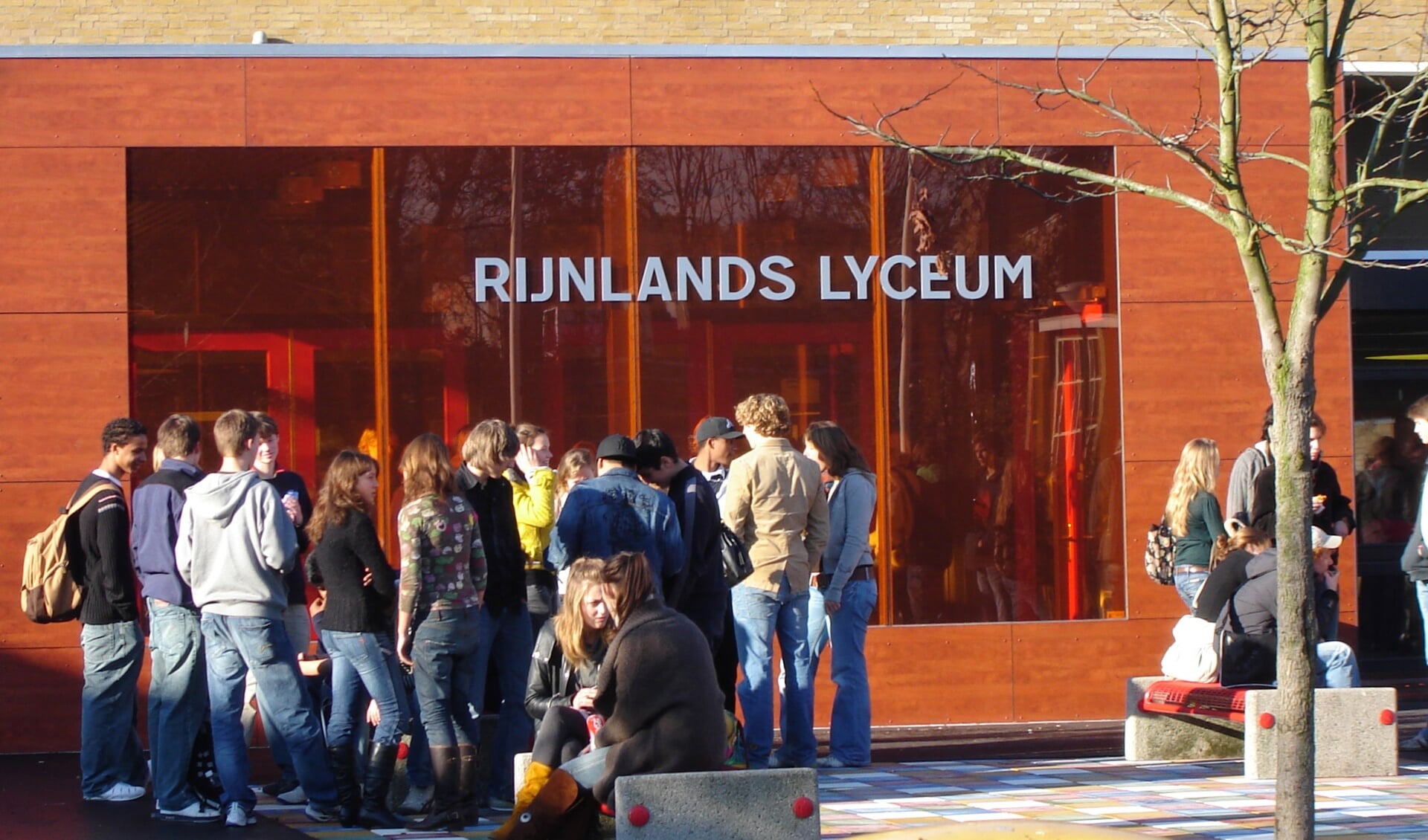De hoofdingang van het Rijnlands Lyceum aan de Apollolaan. | Archieffoto Willemien Timmers