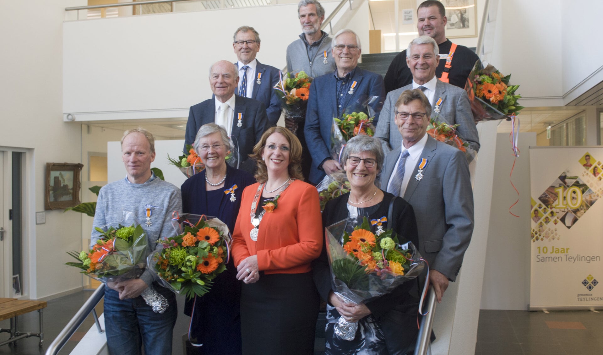 Burgemeester Carla Breuer reikte vanmorgen tien koninklijke onderscheidingen uit in het Bestuurscentrum in Voorhout. Het elfde lintje voor een inwoner van Teylingen, is in Lisse uitgereikt. | Foto: fbps/Peter Schipper