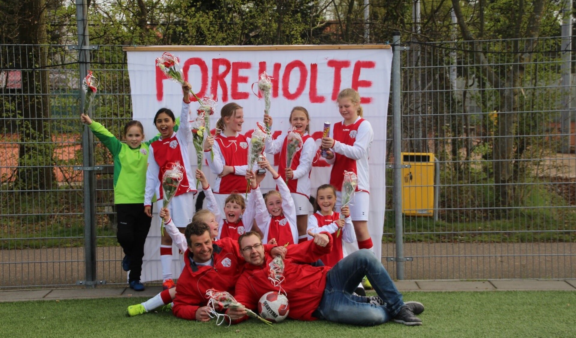Feest voor de voetbalsters van Foreholte MO11-2; ze zijn kampioen!
