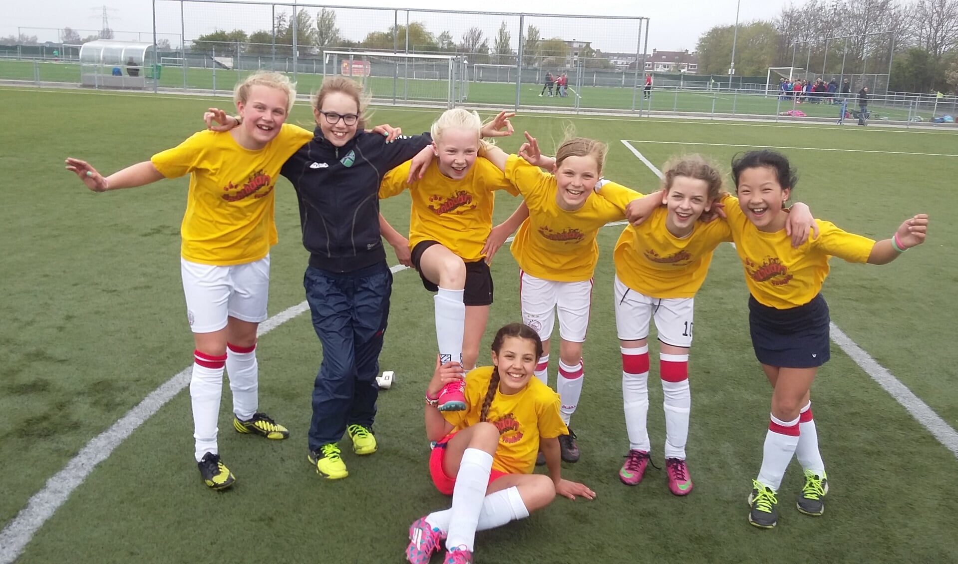 Lili, Mae, Fleur, Suze, Evi, Pien en Britt van basisschool de Achtbaan vieren de winst in de Ter Leede Cup. | Foto: pr.
