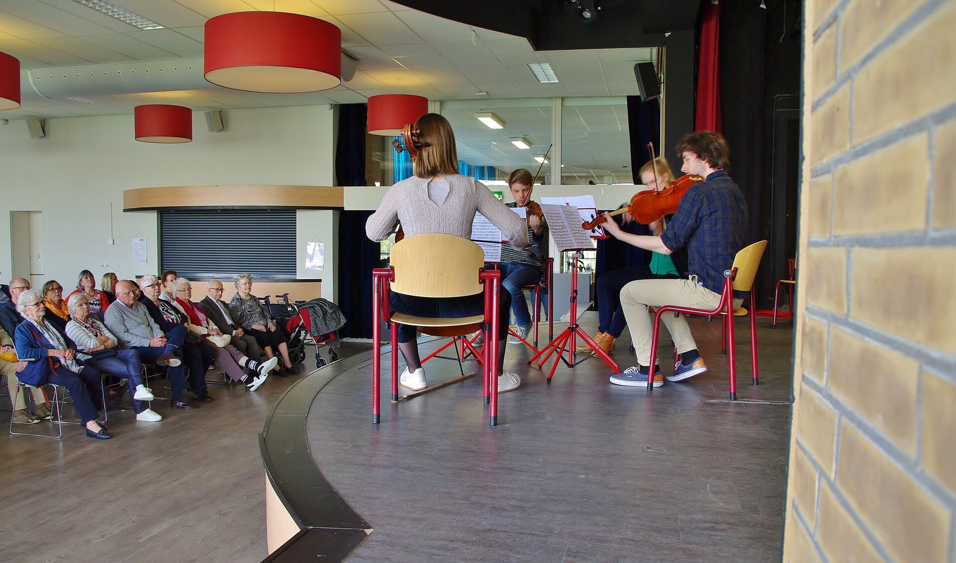 Ademloos luistert het publiek naar de getalenteerde studenten van het Nederlands Studentenorkest. | Foto Willemien Timmers