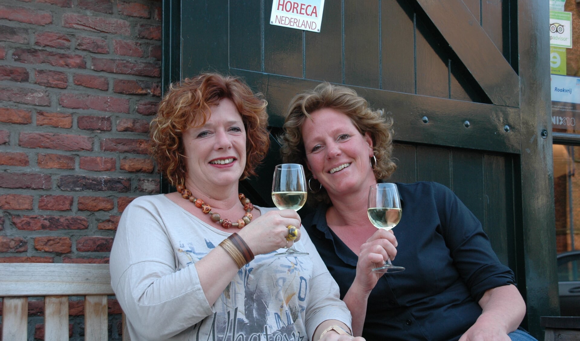 Annemiek de Groot (l.) en Saskia van der Lugt brengen een toast uit op de derde editie van het Amuse-notenpad. | Foto: C. v.d. Laan