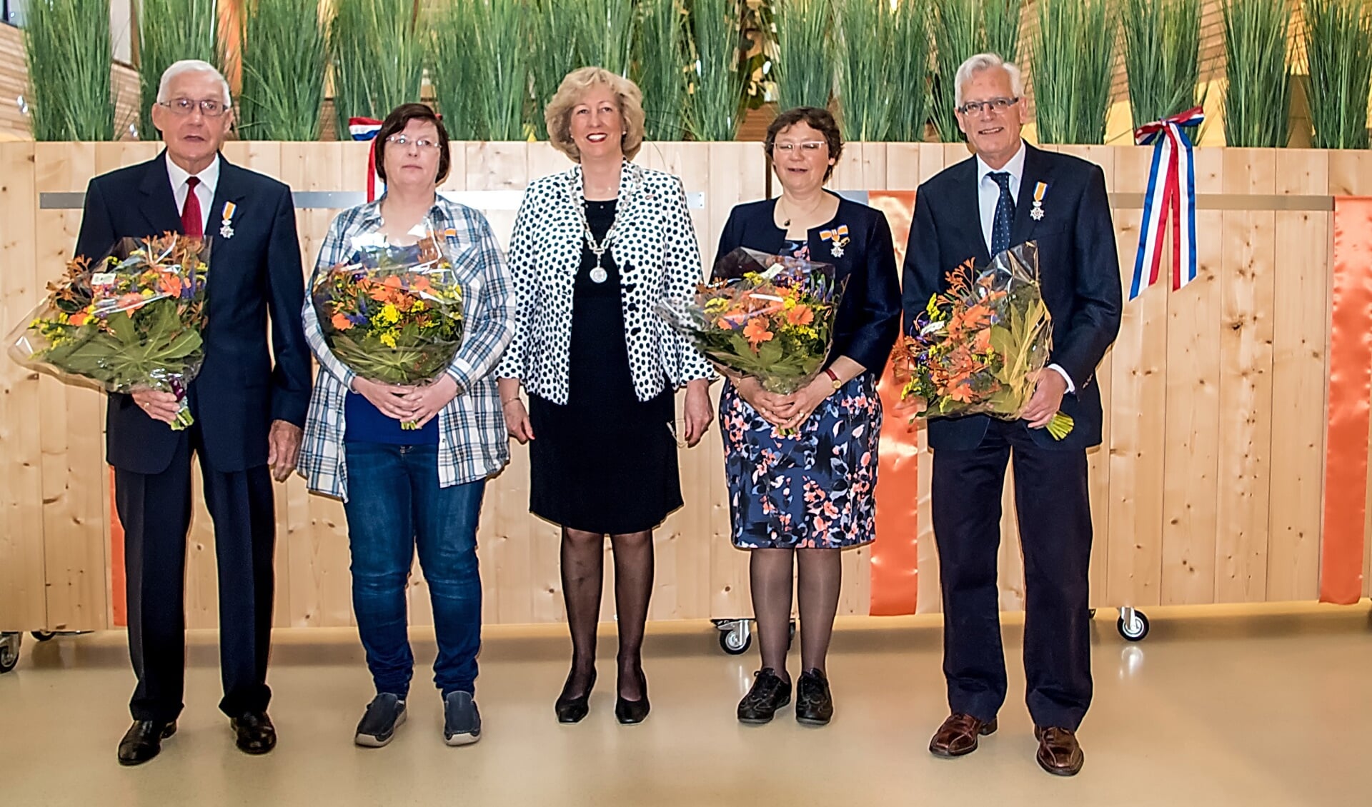 V.l.n.r. Henk Kerkhoven, Marja van Amsterdam, burgemeester Laila Driessen, Marian Kathmann en Wim Vreeburg. | Foto: J.P. Kranenburg
