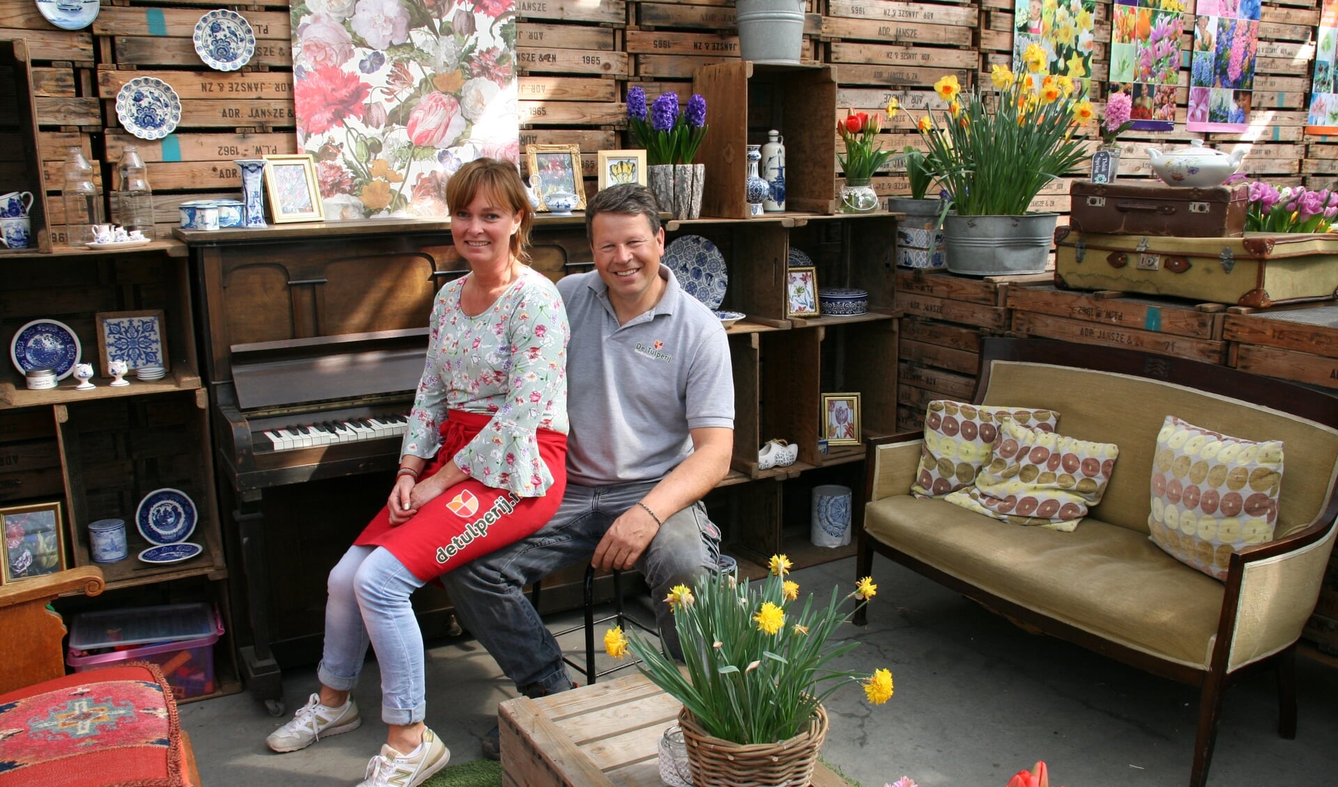 Anja en Daan zijn trots op hun bloembollenbedrijf; daarom stellen ze het open voor excursies en rondleidingen. 