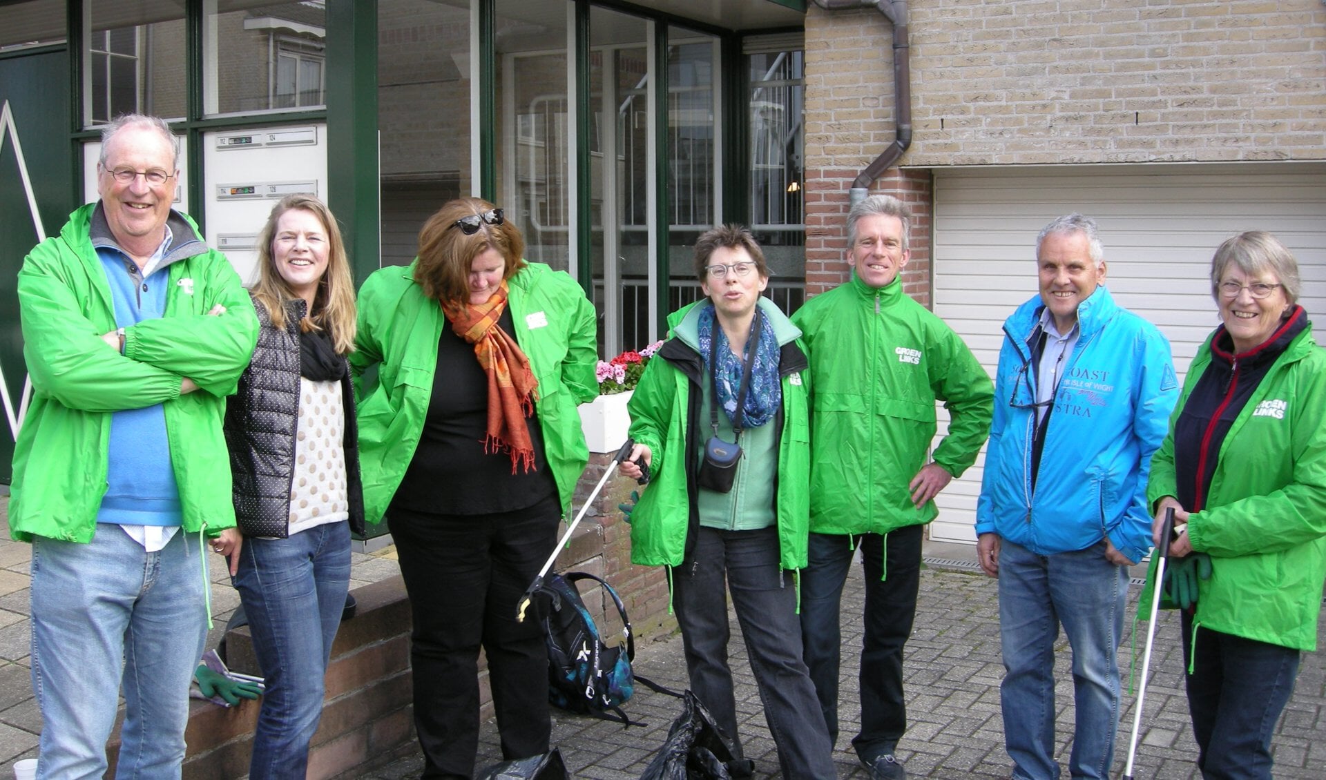 De opruimploeg van GroenLinks die zaterdag aan de slag ging in de Buitenhof. | Foto: PR
