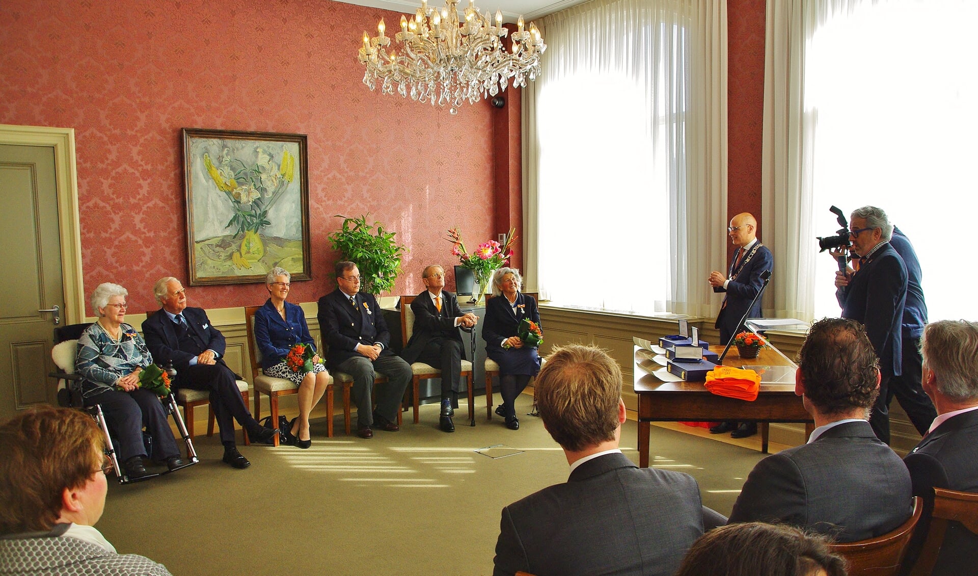 Driemaal werd in de trouwzaal van het gemeentehuis een lintje uitgereikt. | Foto Willemien Timmers