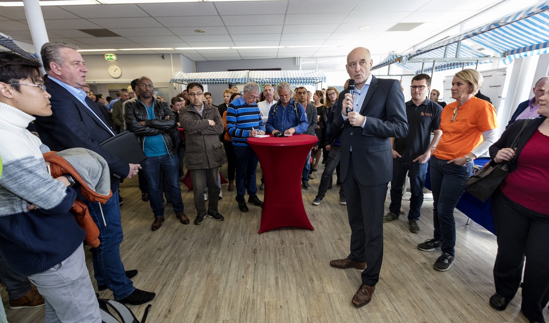 Wethouder Arno van Kempen opent banenmarkt Servicepunt Werk en UWV in Voorhout.