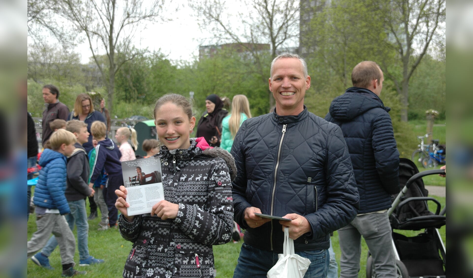 Marcel van der Ploeg en zijn dochter Lisette deelden op 5 mei folders uit over Free a Girl. | Foto: C. v.d. Laan  