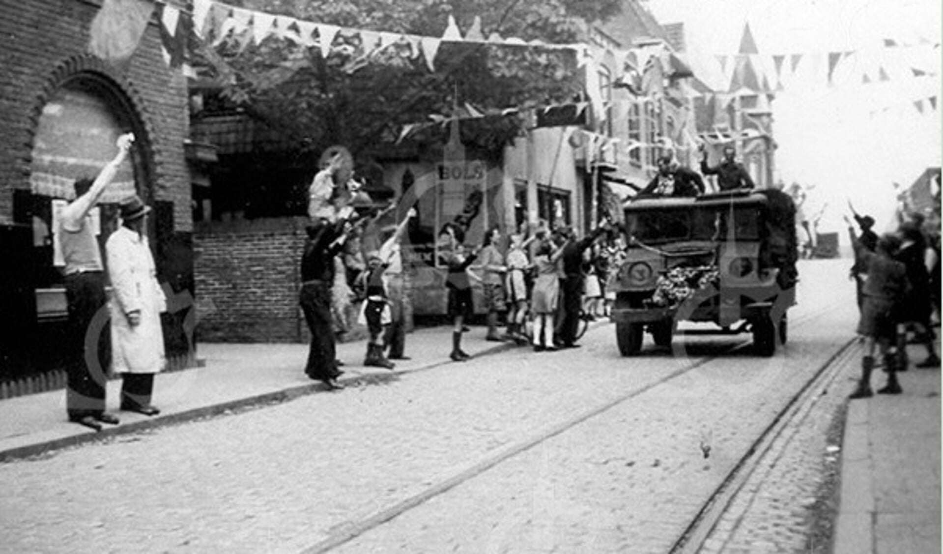 Een Canadese legertruck rijdt langs café van Hage tijdens de bevrijding in 1945. | Foto: archief Stichting Oud Sassenheim