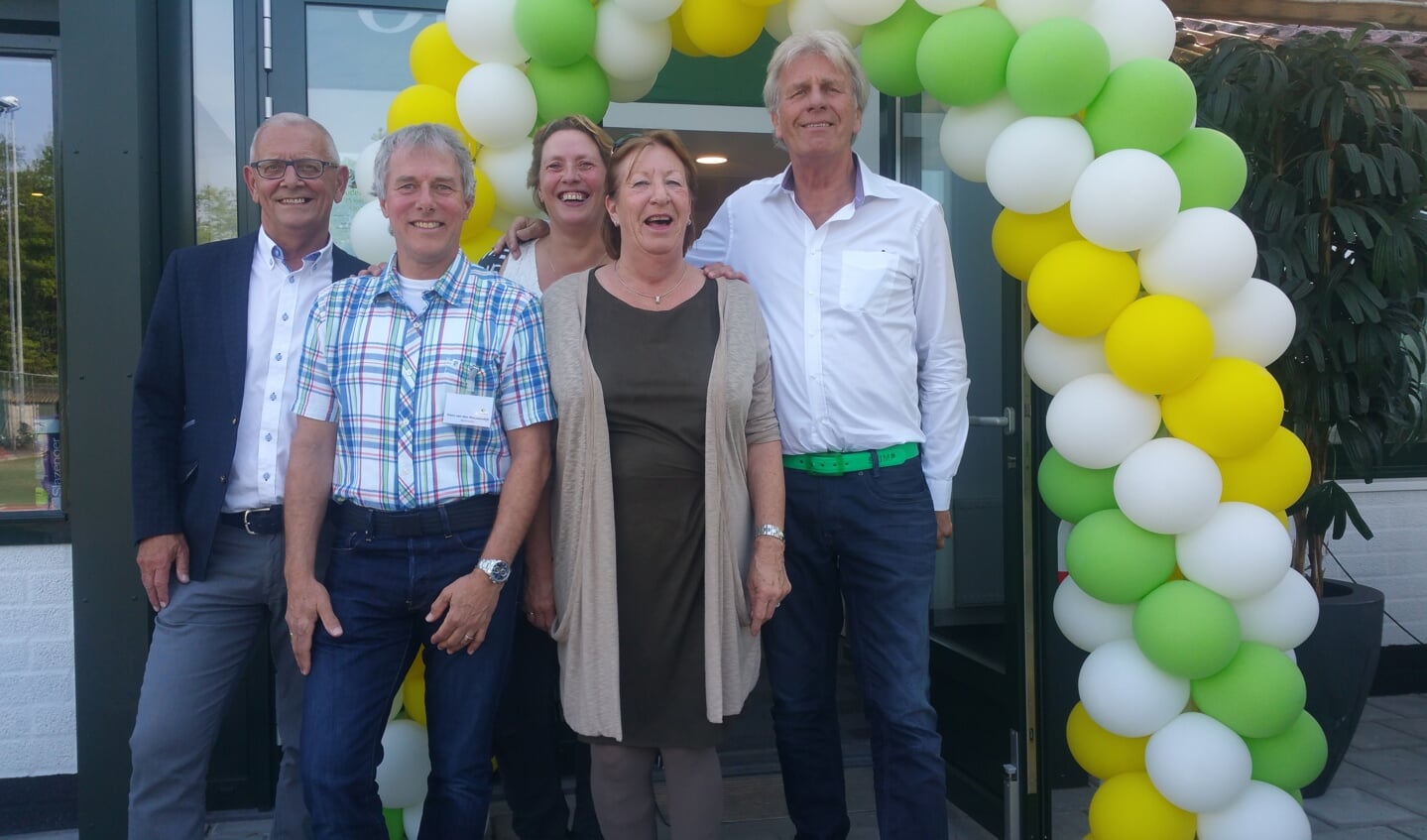 De commissie is blij met het nieuwe clubhuis. V.l.n.r. Nanne Sluymer, Hans v.d. Nieuwendijk, Marijke v.d. Bos, Wil Danes en Nol Sikking. | Foto: pr.
