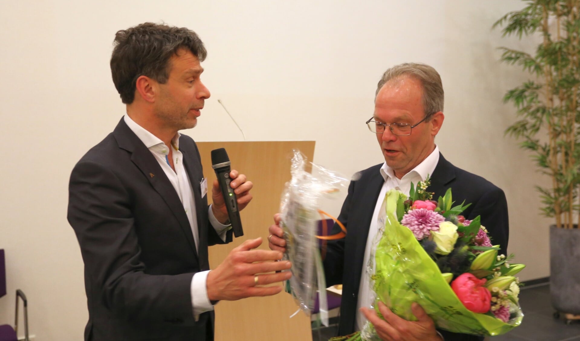 Kor Kleijwegt bedankt spreker Henk Westra van het Genootschap Oud Rijnsburg. | Foto: pr.
