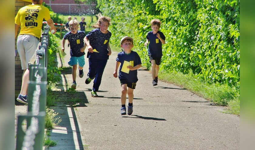 Onder de brandende zon liepen tientallen UDO-voetballertjes de benen uit het lijf voor de Stichting Roparun. Gelukkig zorgden vrijwilligers voor de nodige verkoeling. | Foto's Willemien Timmers