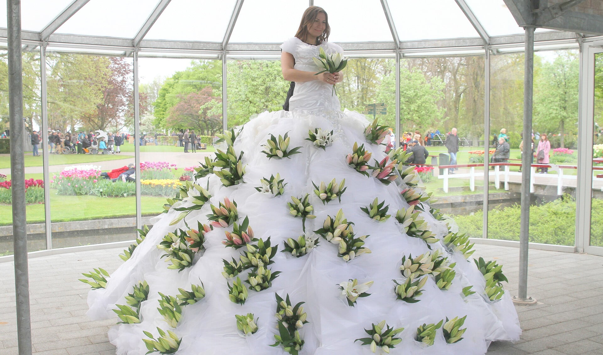 De achterkant van de jurk is open zodat iedereen zich kan laten vereeuwigen in deze trouwjurk. | Foto: Arie in 't Veld