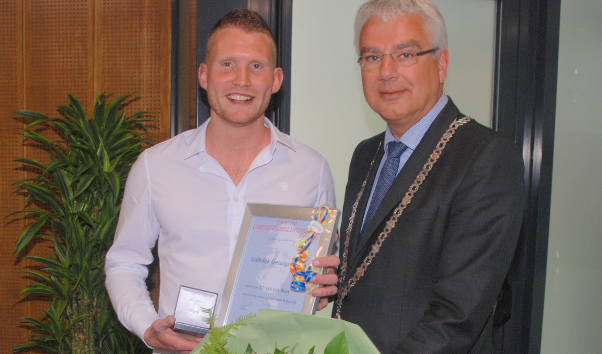 Redder Pieter van der Bent ontving de Carnegie-onderscheiding uit handen van burgemeester Koen. | Foto: PvK