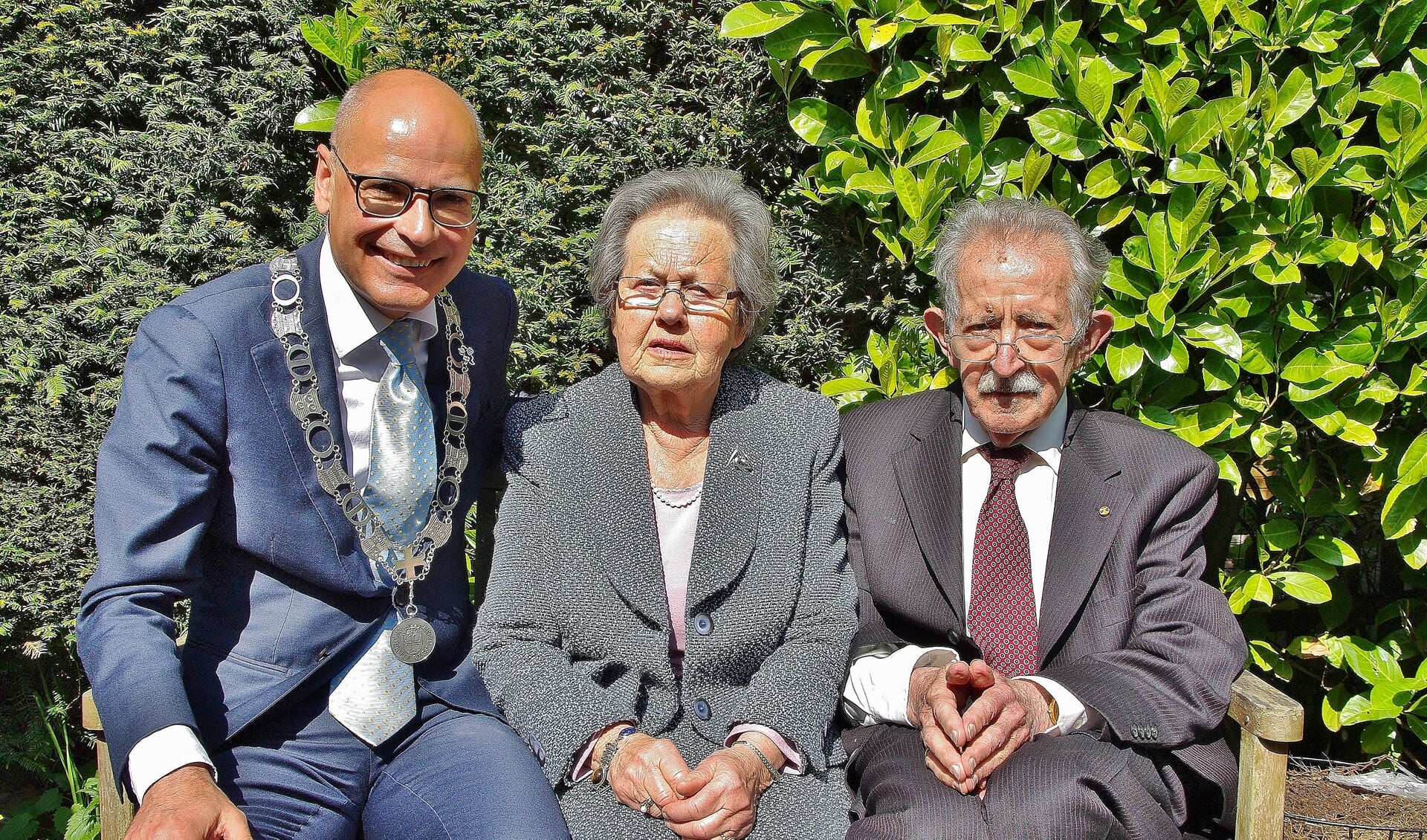Burgemeester Emile Jaensch op de buitenbank naast de heer en mevrouw van Walraven. | Foto Willemien Timmers