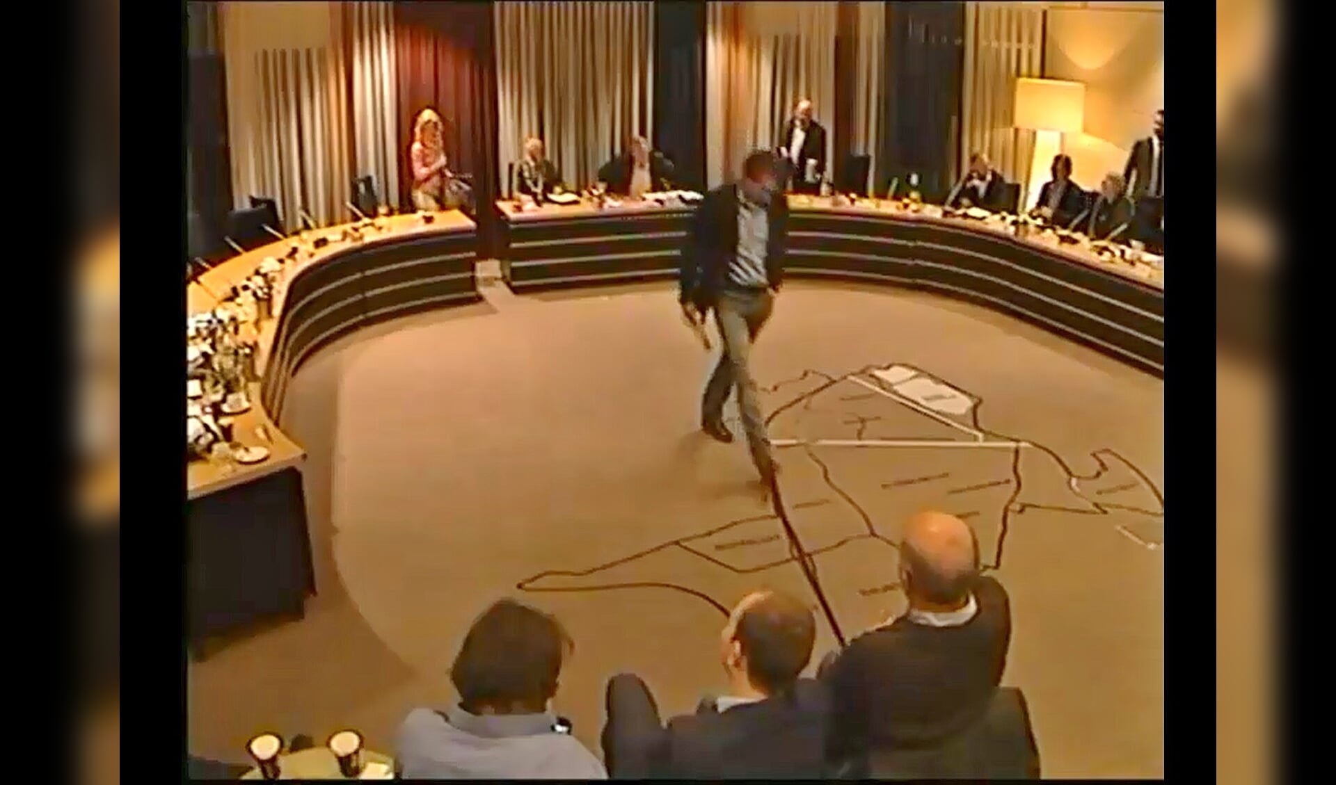 De drie Oegstgeester oppositiepartijen verlaten de raadszaal. Via de livestream kon Oegstgeest deze vergadering direct volgen. 