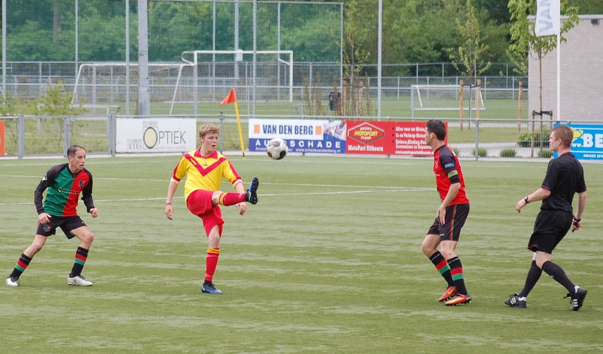 Bren Zonneveld is goed op dreef maar werd 5 minuten voor rust uit de wedstrijd getrapt. | Foto: Trudy van den Berg