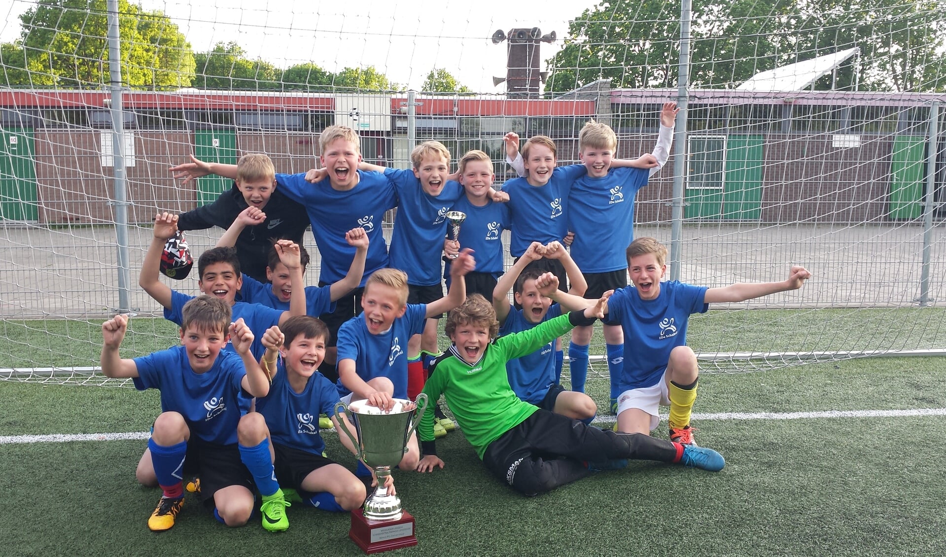 De kampioenen van De Schakel groep 8 met op de achterste rij Joris, Naut, Thomas, Joey, Finn en Samuel, in het midden Noah, Dani, Floris en Maurits en vooraan: Tom, Alessio, Devin en Niels. Elftalleider Lisette Michiels ontbreekt op de foto. | Foto: Katy Lips