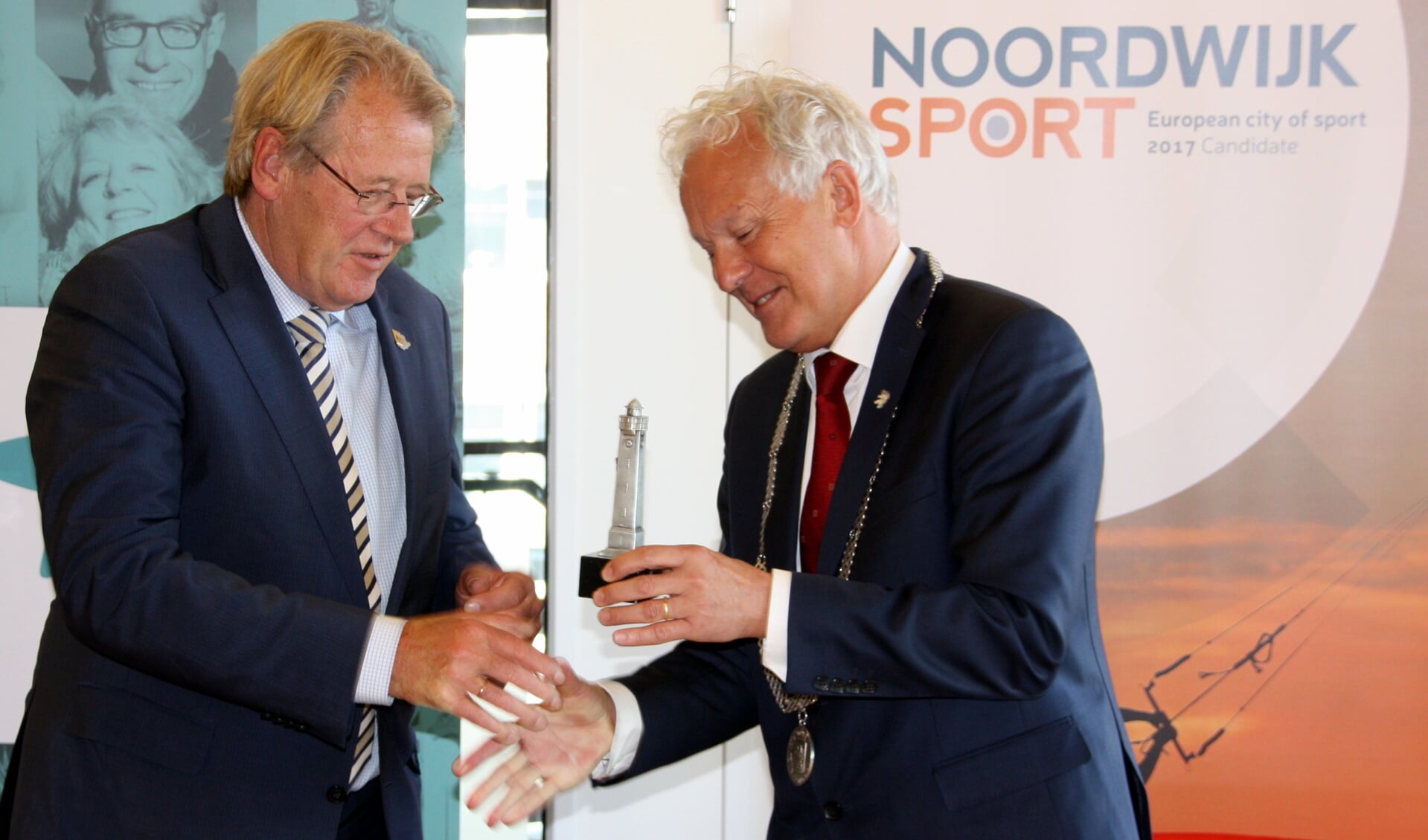 Burgemeester Rijpstra overhandigt Jaap Smit een Zilveren Vuurtoren als  erkentelijkheid voor zijn bezoek. | Foto: Wim Siemerink