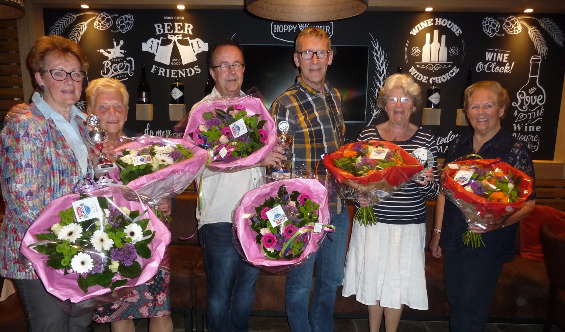 De kampioenen van bridgeclub Voorhout in de bloemen gezet. | Foto: pr.