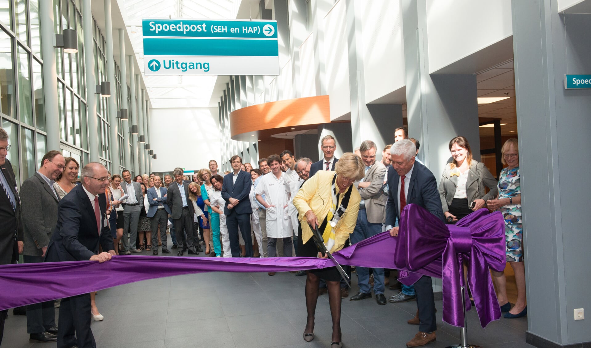 Burgemeester Driessen opent de spoedpost met het doorknippen van een lint. | Foto: PR