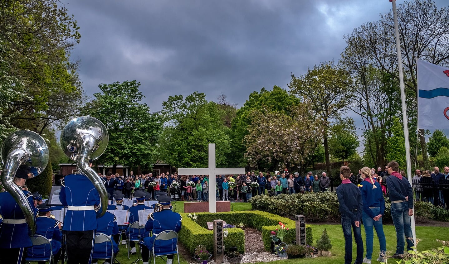 Bij het witte kruis op de begraafplaats hadden zich al vele Leiderdorpers verzameld. | Foto: J.P. Kranenburg