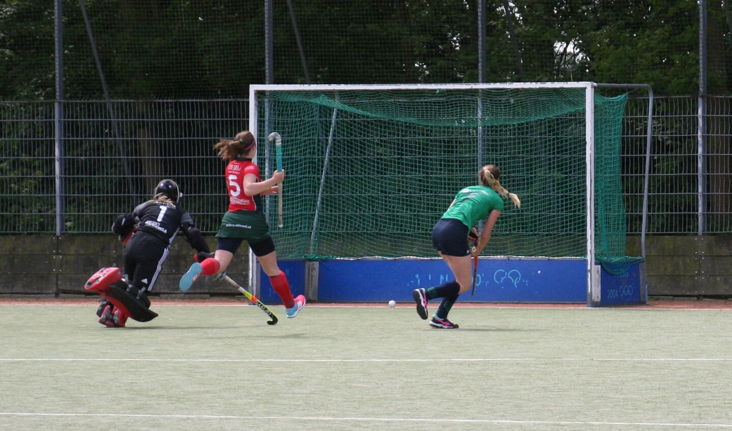 Sanne Dijkstra scoort de verrassende 1-0 voor MHC Voorhout. | Foto: pr.