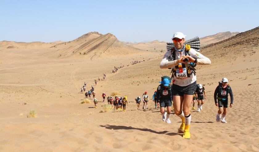 Michiel Preymann tijdens zijn uitputtende marathon door de woestijn van Marokko. | Foto: PR  