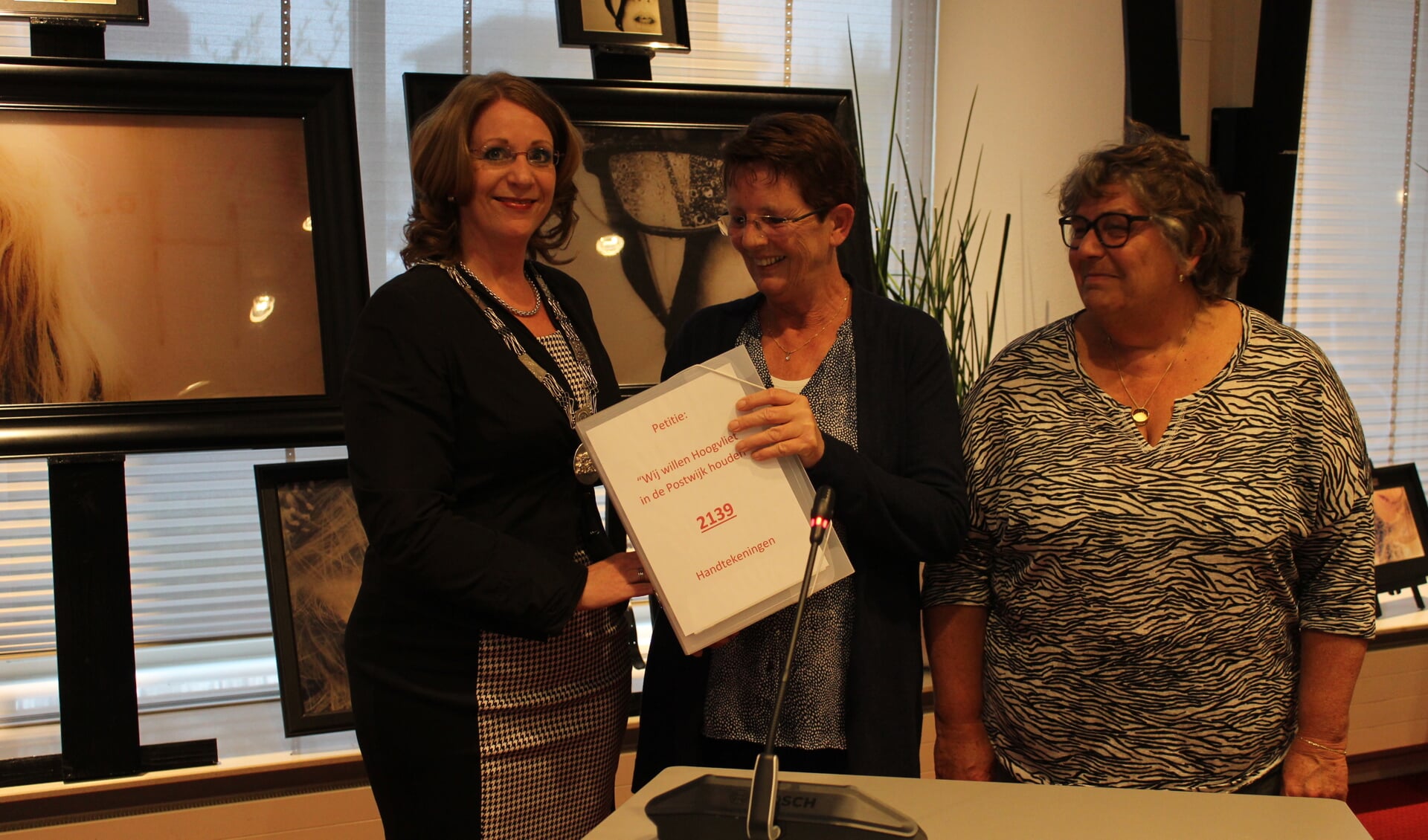 Lida Leenen en Paula Kruit overhandigen de handtekeningen aan burgemeester Carla Breuer tijdens de commissievergadering. Zij willen graag dat de Hoogvliet in de Postwijk blijft. | Foto: archief/ Nico Kuyt