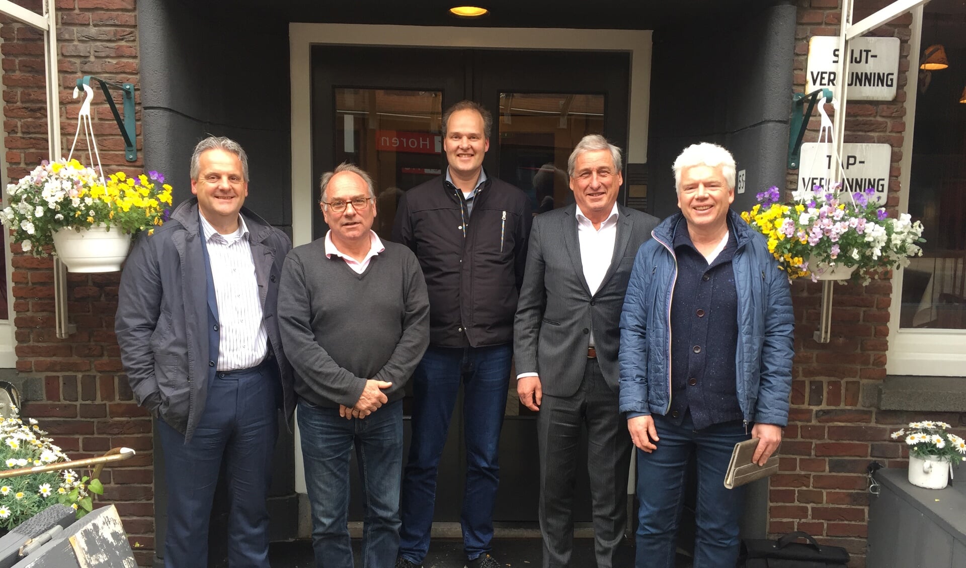 De bestuurders van de VVV: Hans Oudshoorn (Warmond), Michiel van der Borg (Lisse), Ad Roos (Noordwijk), Alfons Morssink (Noordwijkerhout) en Douwe Wijbenga (Hillegom). | Foto: pr. 