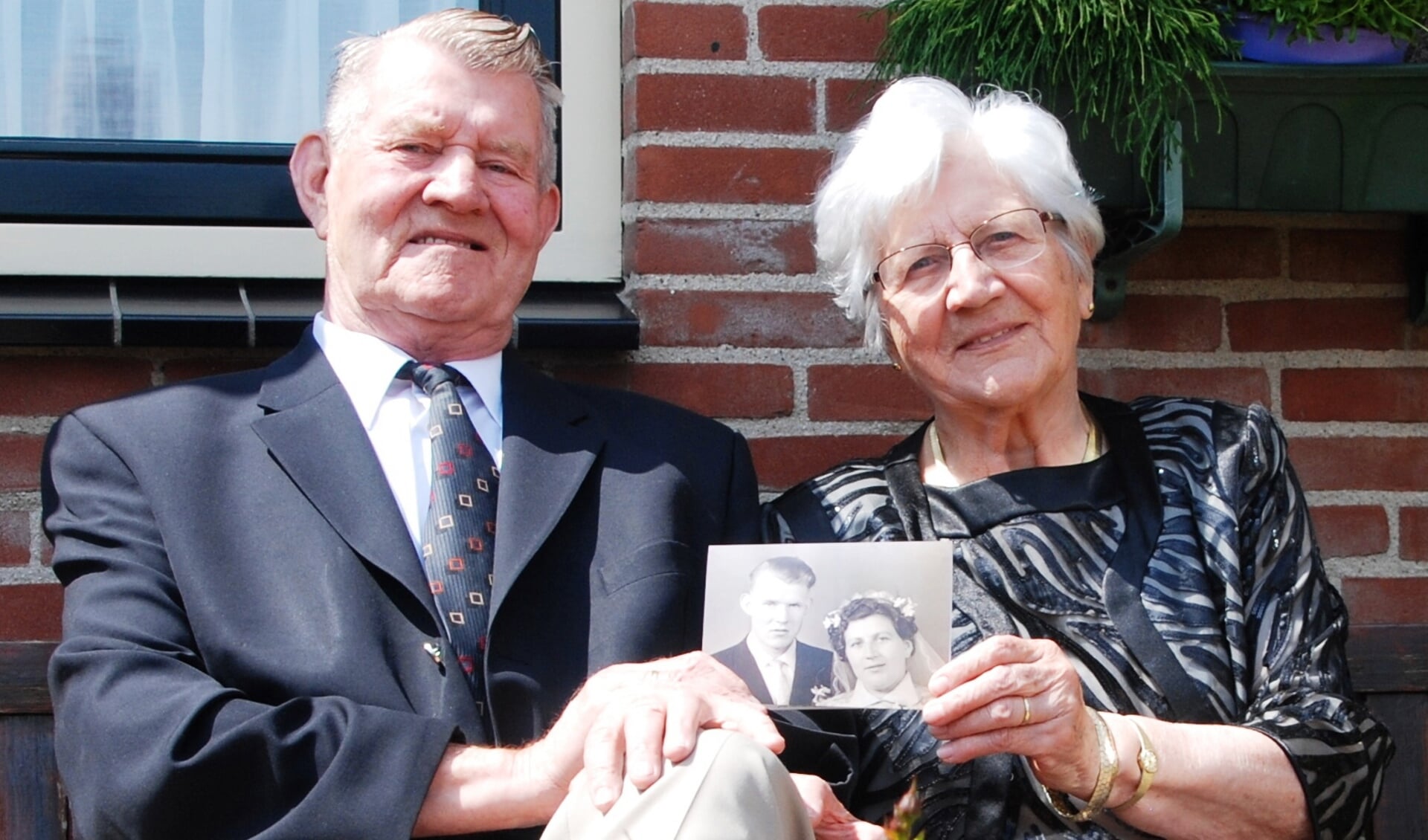 Cor en Anna van der Plas met hun trouwfoto van 60 jaar geleden.