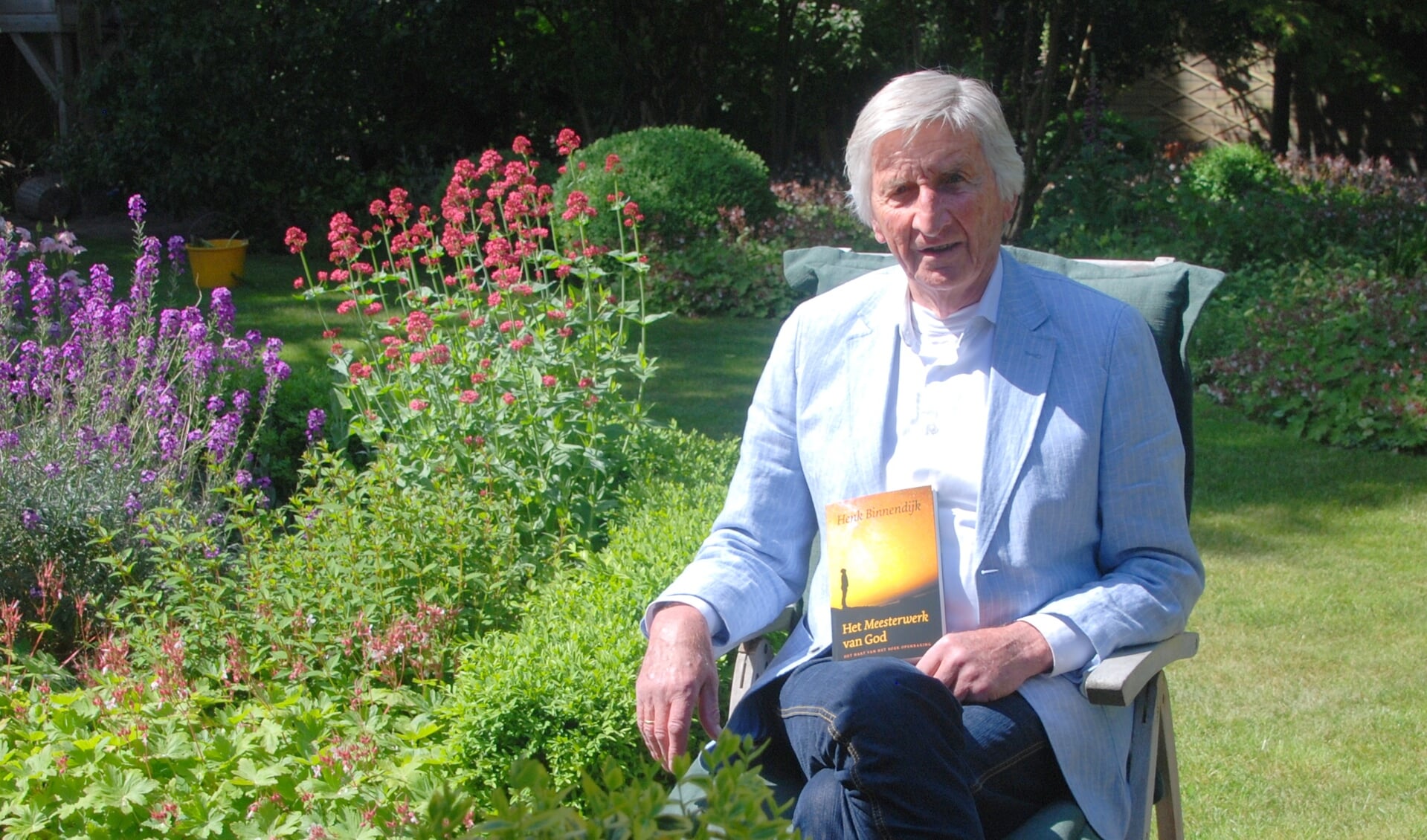 Henk Binnendijk is blij met zijn elfde boek. | Foto: PvK.