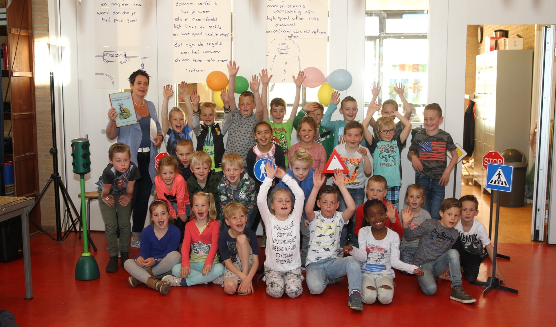 Schoolhoofd Ellen de Vries (links achterin) met het label. | Foto: Arie in 't Veld