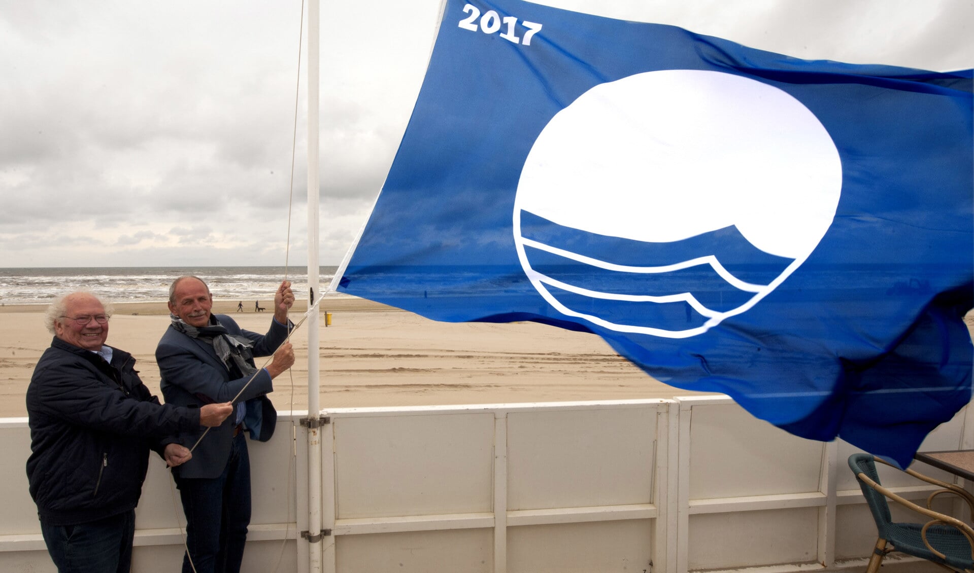Wethouder Pieter Jan Barnhoorn hees de Blauwe vlag bij Hengelsportvereniging De Sportvisser. | Foto: Wilem Krol