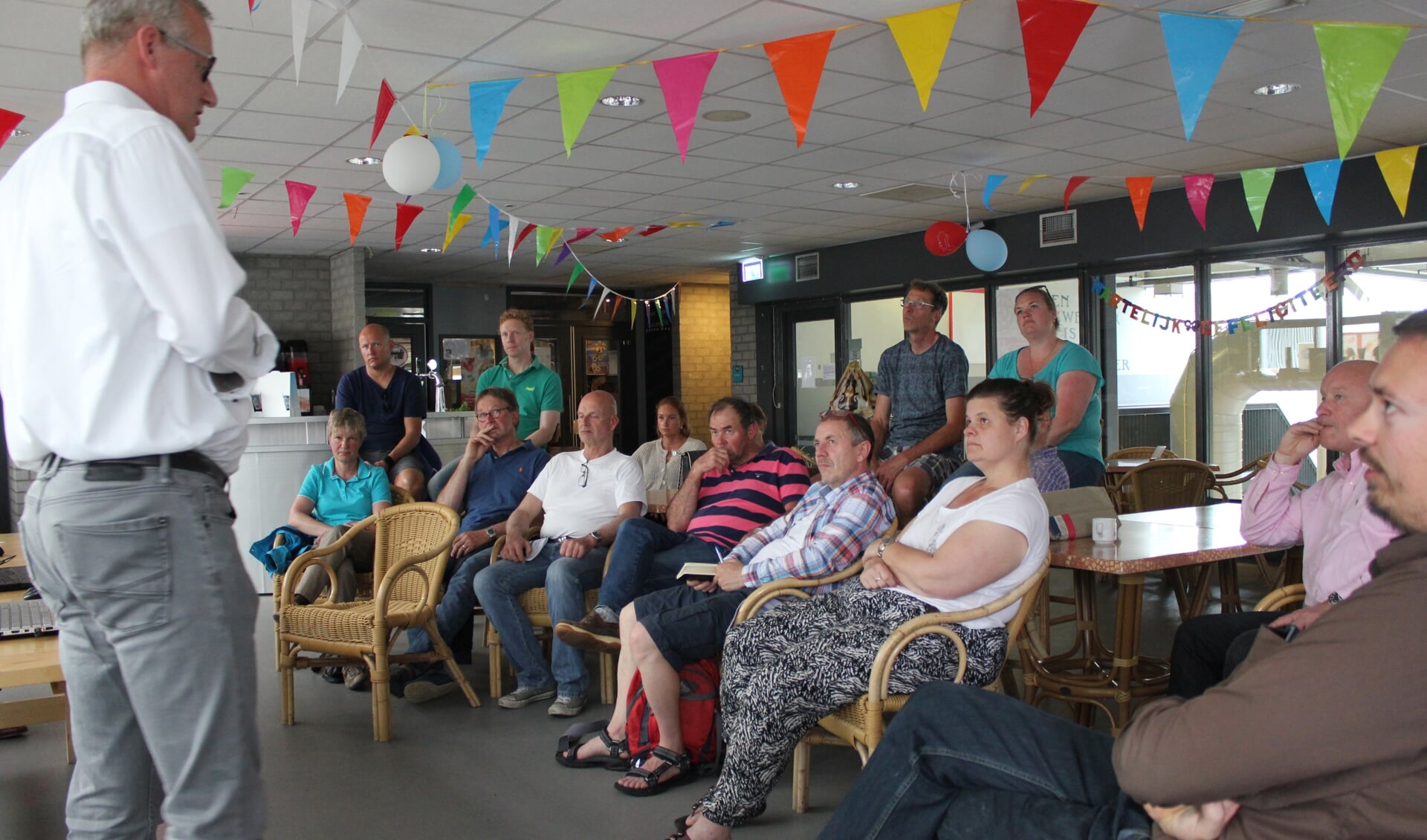 Vooral voor het glasvezel was er onder de aanwezigen van de inloopavond grote interesse. | Foto: Nico Kuyt